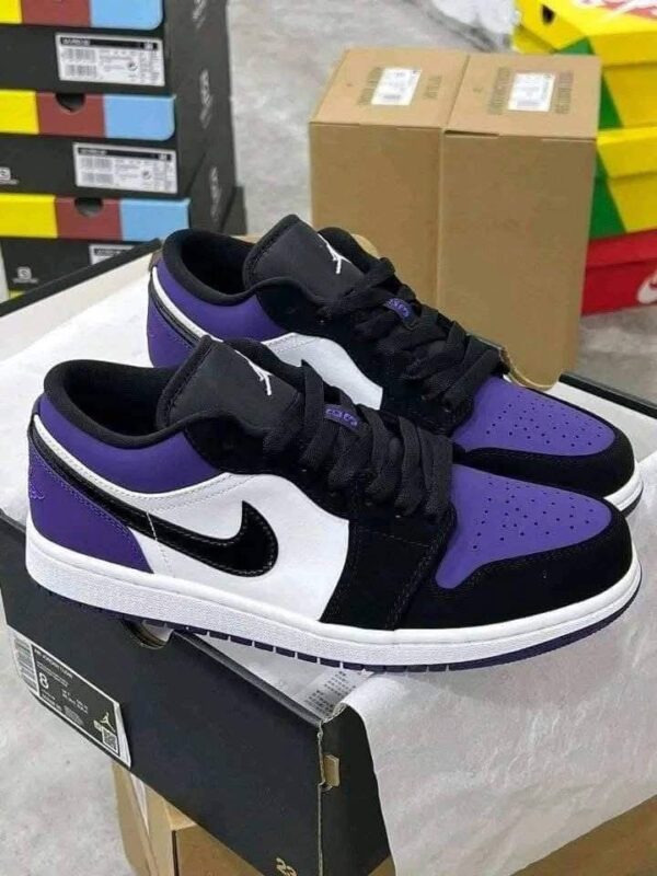 Highlights: This pallets contains 40 pairs of mix authentic Nike for both men and women . All sizes available Different colors